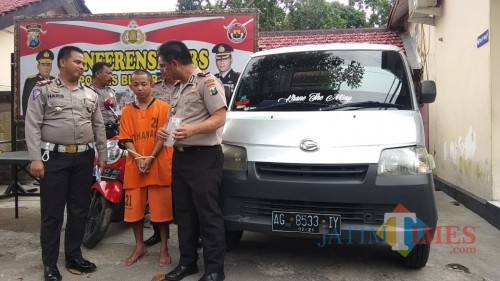 Pelaku Khana dan BB diamankan di Mapolres Blitar Kota.(Foto : Team BlitarTIMES)