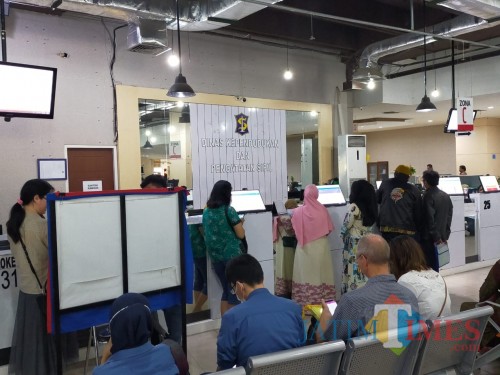 Antrean di Dispendukcapil Surabaya.