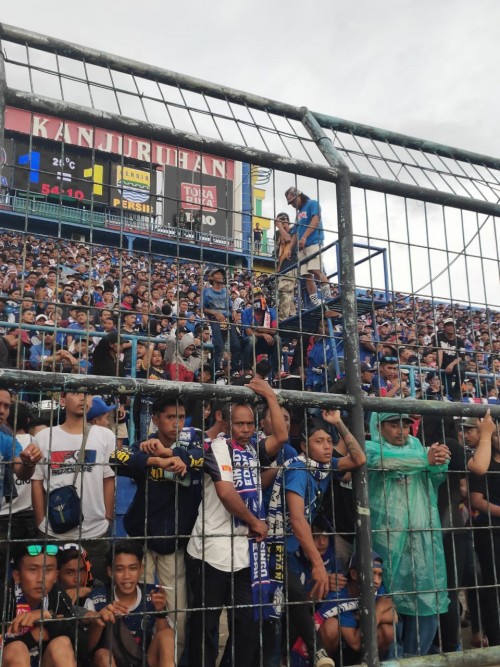 Aremania saat menonton langsung pertandingan Arema FC melawan Persib Bandung di Stadion Kanjuruhan (istimewa)