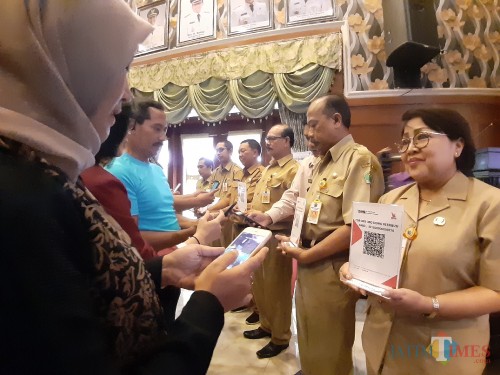 Proses pengimplementasian penggunaan QRIS dalam acara Pilot Project Implementasi Elektronifikasi Pemerintah Kota Malang Menggunakan Jatimcode QRIS, di Balai Kota Malang, Selasa (10/3). (Arifina Cahyanti Firdausi/MalangTIMES)