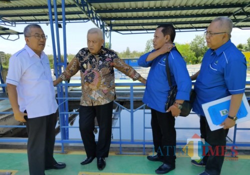 Sanusi didampingi Syamsul Hadi disuatu kegiatan peninjauan kondisi sumber di Kabupaten Malang.