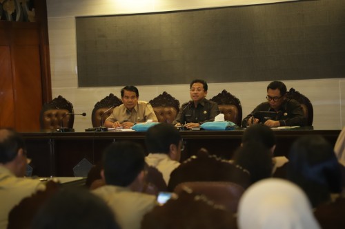 Wali Kota Malang Sutiaji (tengah) saat mengisi rakor perangkat daerah di Balai Kota Malang Senin (9/3). (Foto: Humas Pemkot Malang)