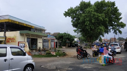 Bangunan cucian mobil yang menjadi salah satu kendala urung beroperasinya Tol Exit Madyopuro (Pipit Anggraeni/MalangTIMES)