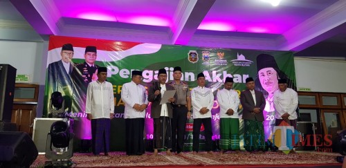 Peringatan Isra Mikraj di Masjid Agung Kota Blitar diisi dengan Deklarasi Damai Pilkada Serentak.