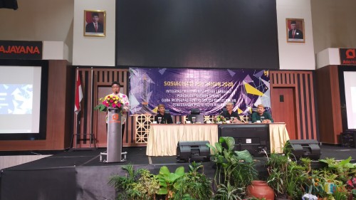 Kepala DPUPRPKP Kota Malang, Ir Hado Santoso (berdiri) saat membuka Sosialisasi PSU Tahun 2020 (Pipit Anggraeni/MalangTIMES).