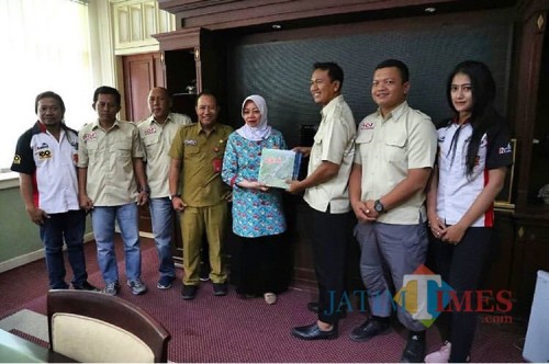 Bupati Kediri Hj Haryanti Sutrisno bersama International Offroad Federation Kediri. (is)
