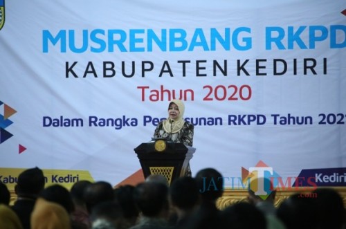 Bupati Kediri Hj Haryanti Sutrisno memberikan sambutan dalam acara musrenbang.. (ist)