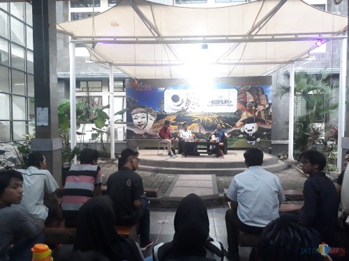 Saat acara diskusi berlangsung di Panggung Apresiasi FISIP UB, yang digelar oleh HIMAP FISIP UB, Kamis (12/3/2020). (Foto: Tubagus Achmad/MalangTimes)