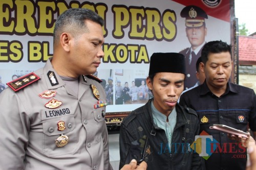 Pemilik akun FB Eka Pras memberikan klarifikasi kepada awak media terkait postingan ramalan virus dari China. (Foto : Team BlitarTIMES)