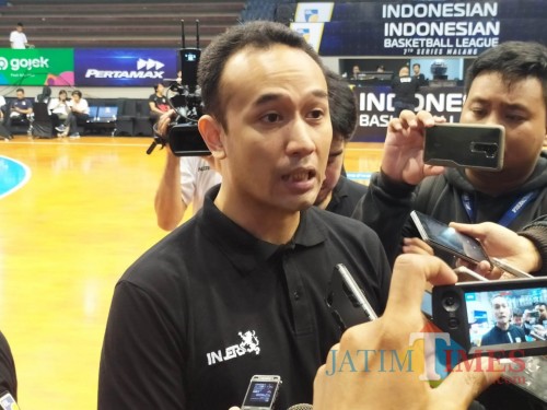 Direktur Utama IBL, Junas Miradiarsyah (Hendra Saputra)