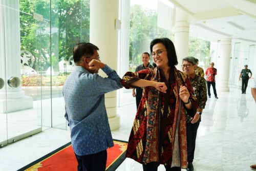 Jusuf Kalla-Sri Mulyani saat bersalaman dengan sikut yang dinamakan 'Salam Corona'. (Foto: Twitter @husainabdullah1)