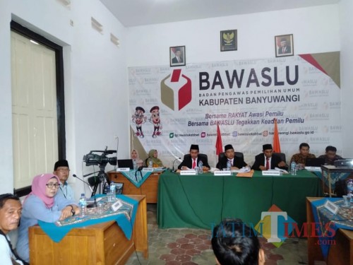 Suasana sidang gugatan pilkada di Bawaslu Banyuwangi (Nurhadi/Banyuwangi TIMES)
