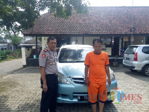 Tersangka Juanda Yudi (kanan, baju tahanan oranye) saat diamankan polisi karena melakukan tindak pidana penipuan dan penggelapan mobil (Foto : Polsek Wonosari for MalangTIMES)