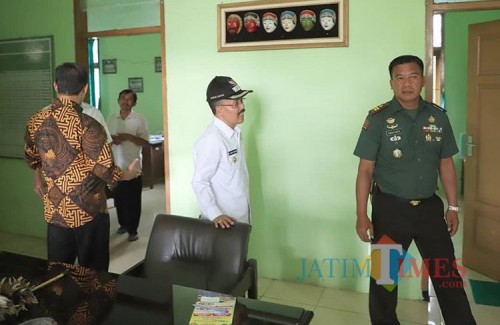 Wakil Wali Kota Batu Punjul Santoso saat melihat lokasi posko Koramil di Kelurahan Dadaprejo, Kecamatan Junrejo.