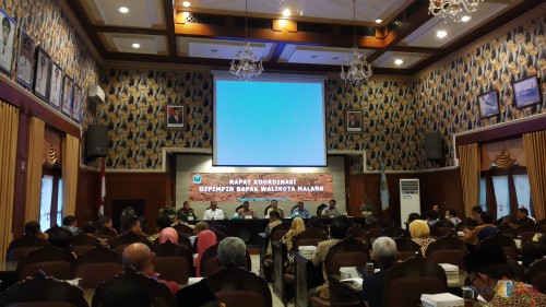 Rapat koordinasi yang dipimpin Wali Kota Malang dengan seluruh stakeholder berkaitan dengam virus Corona (Pipit Anggraeni/MalangTIMES).