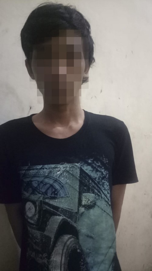 Tersangka Riko Yulianto beserta barang bukti sabu saat diamankan polisi (Foto : Polsek Tirtoyudo for MalangTIMES)