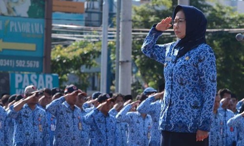 Wali Kota Batu Dewanti Rumpoko saat memimpin apel di Balai Kota Among Tani beberapa saat lalu.