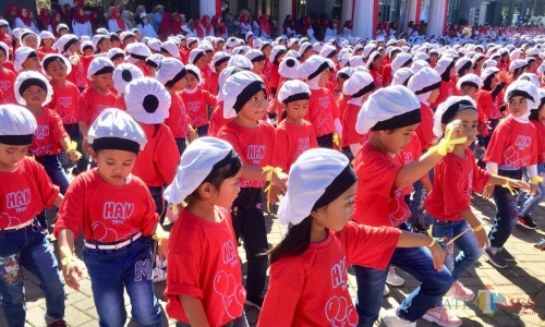Ribuan pelajar Kota Batu saat melakukan tari kolosal di halaman Balai Kota Among Tani, beberapa saat lalu. (Foto: Irsya Richa/MalangTIMES)