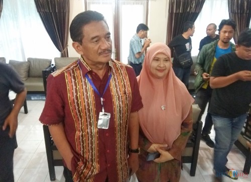 Ketua DPRD Kota Kediri Agus Sunoto bersama wakil ketua DPRD saat memberikan keterangan kepada awak media. (eko Arif s /JatimTimes)