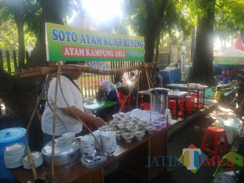 Sepinya salah satu lapak pedagang soto di area CFD Kota Malang, Minggu (15/3) (Arifina Cahyanti Firdausi/MalangTIMES)