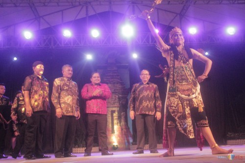 Bupati Blitar Rijanto membuka Festival Kresnayana di Amphiteater Penataran.(Foto : Aunur Rofiq/BlitarTIMES)