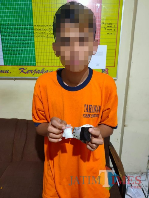 Tersangka Heri Hermansyah (24) berhasil diamankan beserta barang buktinya oleh Unit Reskrim Polsek Singosari. (Foto: Polsek Singosari for MalangTimes)