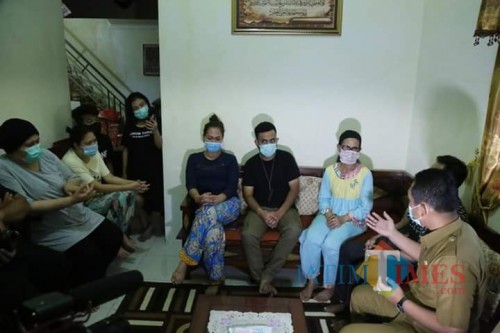 Bupati Lumajang ketika bertemu 7 warga Malaysia di Pasrujambe (Foto : Moch. R. Abdul Fatah / Jatim TIMES)