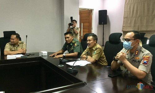 Wakil Wali Kota Batu Punjul Santoso (tengah) saat memimpin rapat bersama forum komunikasi pimpinan daerah (forkopimda) membahas pencegahan virus corona di Lantai 4 Balai Kota Among Tani, Senin (16/3/2020). (Foto: Irsya Richa/MalangTIMES)