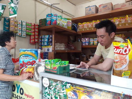 Aktivitas jual beli kebutuhan pokok di salah satu lapak di Pasar Klojen, Kota Malang. (Arifina Cahyanti Firdausi/MalangTIMES)