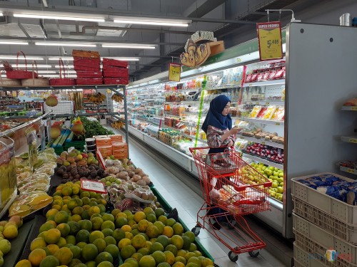 Suasana saat customer tengah memilih bahan-bahan belanjaan di supermarket Superindo Tlogomas Kota Malang. (Arifina Cahyanti Firdausi/MalangTIMES)