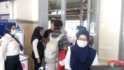 Calon penumpang PT KAI saat dicek suhu tubuhnya sebelum masuk ke ruang boarding stasiuun (foto : Moh. Ali Makrus / Jatim TIMES)