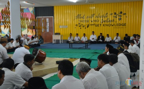 Pimpinan dan tenaga kependidikan UIN Malang gelar zikir bersama tangkal Corona. (Foto: Humas for MalangTIMES)