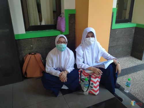 Siswa MTSN 1 Malang yang tetap masuk melakukan UAMBN di tengah wabah merebaknya Corona nampak mengenakan masker (Anggara Sudiongko/MalangTIMES)