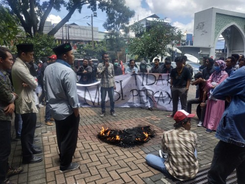 Situasi demo yang dilakukan Aliansi Mahasiswa Fakultas Hukum Unisma (Hendra Saputra)