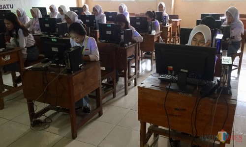 Pelajar yang sedang mengikuti UNBK di SMKN 1 Kota Batu, Senin (16/5/2020). (Foto: Irsya Richa/MalangTIMES)