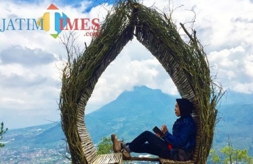 Salah satu wisatawan sedang berswafoto di Goa Pandawa, Desa Gunungsari, Kecamatan Bumiaji. (Foto: Irsya Richa/MalangTIMES)
