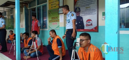 Sejumlah warga binaan di Lapas Blitar memanfaatkan fasilitas video call untuk bersilaturahmi dengan keluarga.(Foto : Team BlitarTIMES)