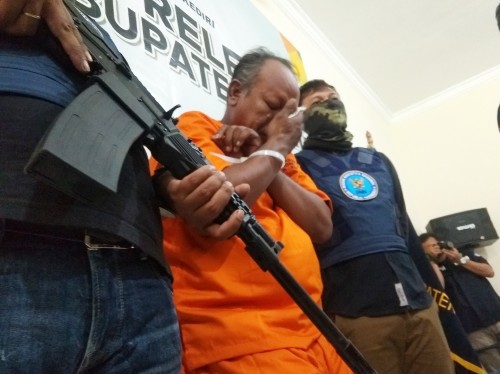 Pengedar sabu diapit petugas BNN saat gelar pres rilis. (eko Arif s /JatimTimes)