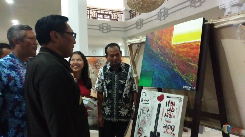 Wakil Wali Kota Malang Sofyan Edi Jarwoko (kanan) saat meninjau karya seni yang dipamerkan di Gedung DPRD Kota Malang (Pipit Anggraeni/MalangTIMES).