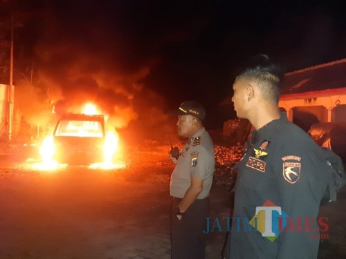 Salah satu kendaaraan yang terbakar (Foto : BPBD Lumajang / Jatim TIMES)