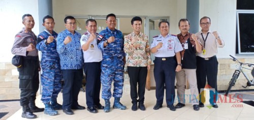Wakil Gubernur Jawa Timur Emil Elestianto Dardak saat melakukan kunjungan ke Bandara Abdul Rahman Saleh.
