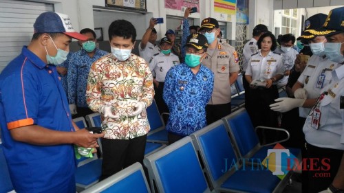 Wakil Gubernur Jawa Timur Emil Elestianto Dardak saat melihat petugas menyemprotkan cairan disinfektan di Terminal Kota Batu. (Foto: Irsya Richa/MalangTIMES)