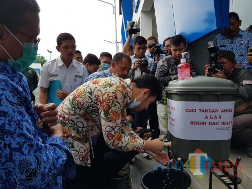 Wakil Gubernur Jawa Timur Emil Elestianto Dardak saat mencuci tangan di Terminal Kota Batu, Selasa (17/3/2020). (Foto: Irsya Richa/MalangTIMES)