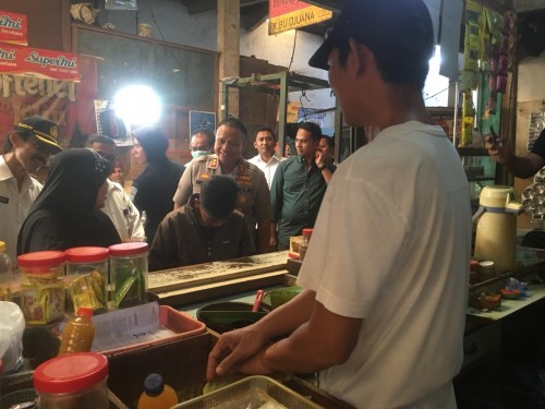 Salah satu pedagang empon-empon (paling kanan) saat mengeluhkan harga jahe merah yang semakin mahal setelah adanya wabah virus corona (Foto : Ashaq Lupito / MalangTIMES)