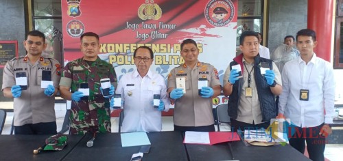 Kapolres bersaiam bupati Blitar dan forpimda menunjukkan BB dan pelaku penebar hoax virus corona.