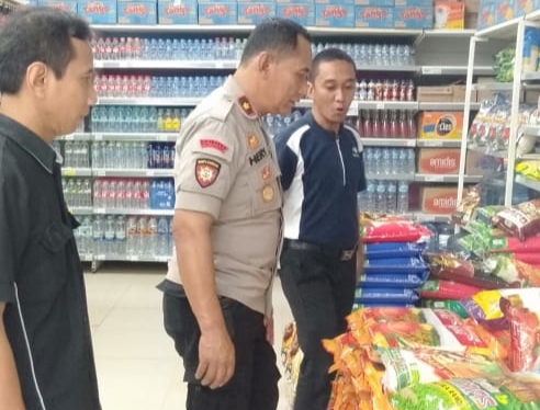 Kapolsek Blimbing, Kompol Hery Widodo saat mengimbau masyarakat agar tidak panic buying dan waspada terhadap Corona (Polsek Blimbing)