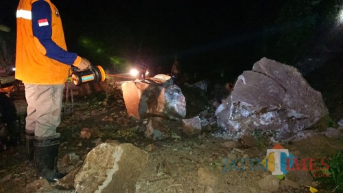 Petugas saat melakukan assesment di lokasi longsor yang menutup akses jalan raya Malang-Kediri (Foto : PMI Kabupaten Malang for MalangTIMES)