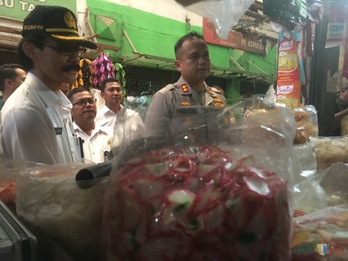 Kapolres Malang AKBP Hendri Umar (depan, kanan) dan Kepala Disperindag Kabupaten Malang Agung Purwanto (depan, kiri) saat melakukan sidak di pasar tradisional (Foto: Ashaq Lupito/ MalangTIMES)