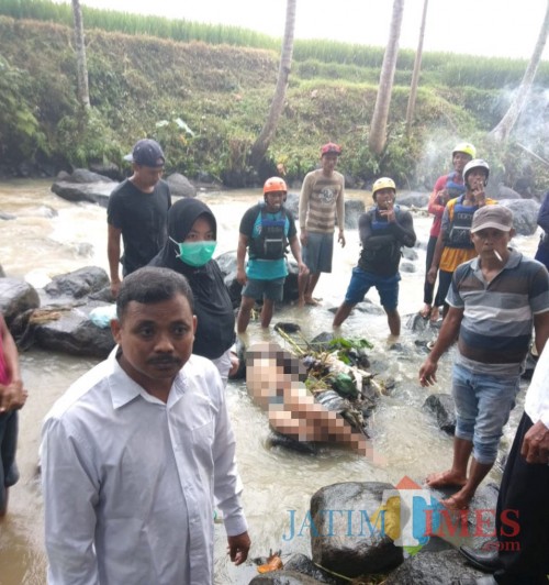 Saat petugas dan masyarakat bahu membahu melakukan evakuasi terhadap korban terseret arus sungai, pada hari Rabu (18/3/2020).