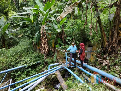 Ketua Komisi C DPRD Lumajang ketika kunjungan ke sumber air Ranu Bedali (Foto : Moch. R. Abdul Fatah / Jatim TIMES)